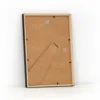 Populær og elegant træramme i størrelsen 21x29,7 cm med almindelig glas og bagstøtte. Ideel til Fotoramme.