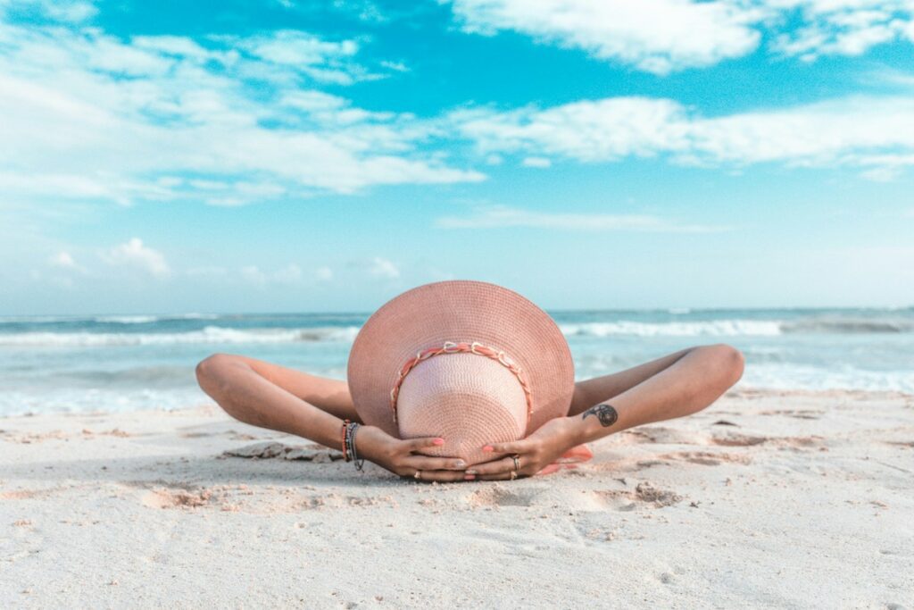 Et flot billede af en kvinde på en strand taget med mobil på